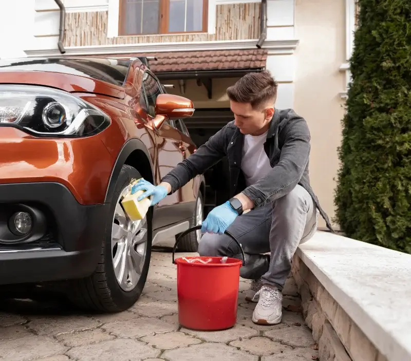 Lavage auto à domicile Tassin-la-Demi-Lune : professionnel intervenant sur un véhicule